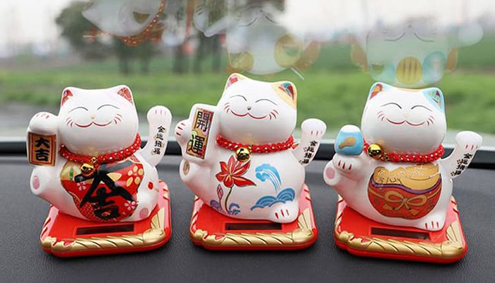 Mèo thần tài để ô tô, vật phong thủy thượng lộ bình an
